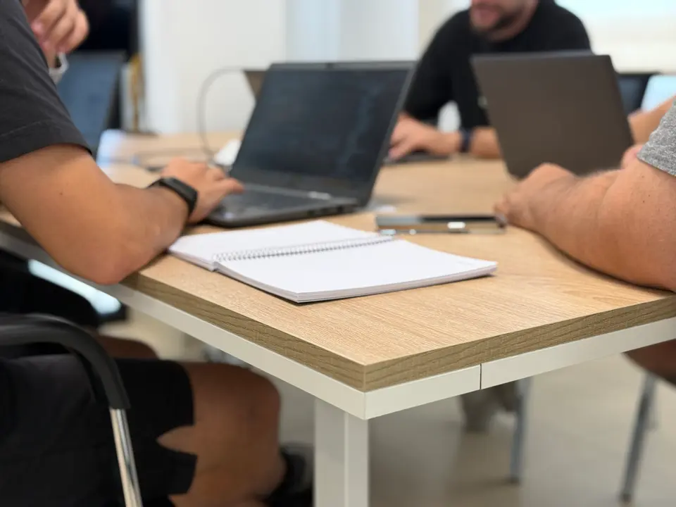 Equipo desarrollando soluciones digitales