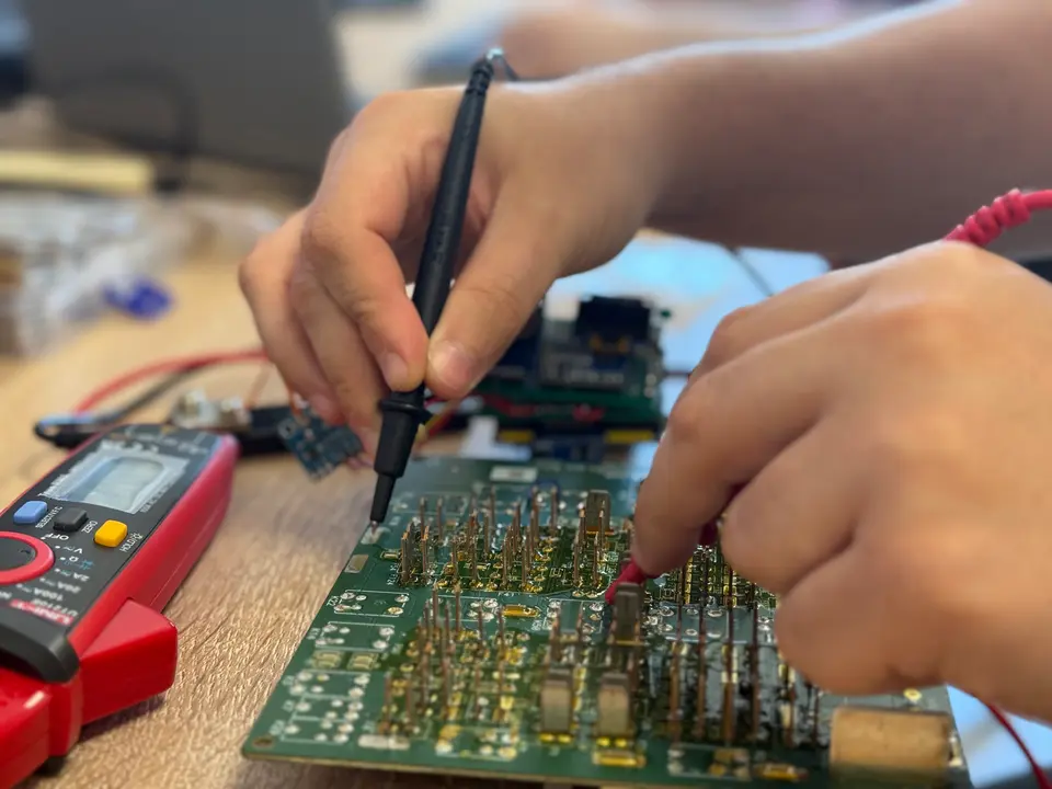 Ingeniero supervisando sistema industrial conectado